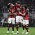 AC Milan-spelers vieren samen op het veld tijdens de Derby della Madonnina.