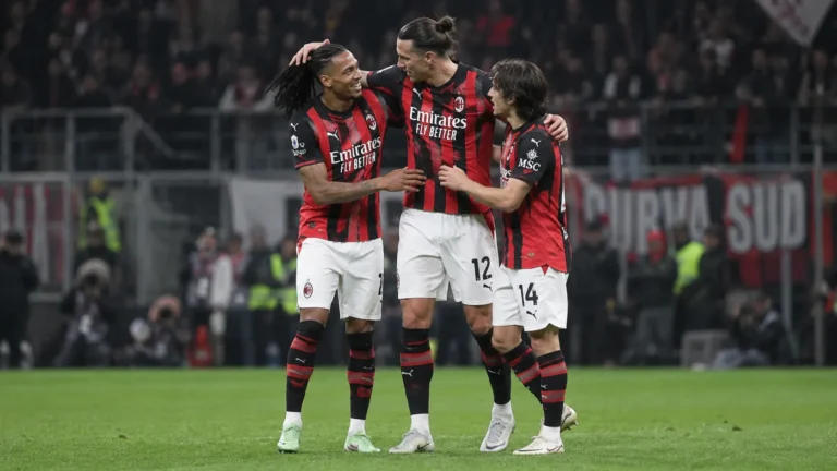 AC Milan-spelers vieren samen op het veld tijdens de Derby della Madonnina.