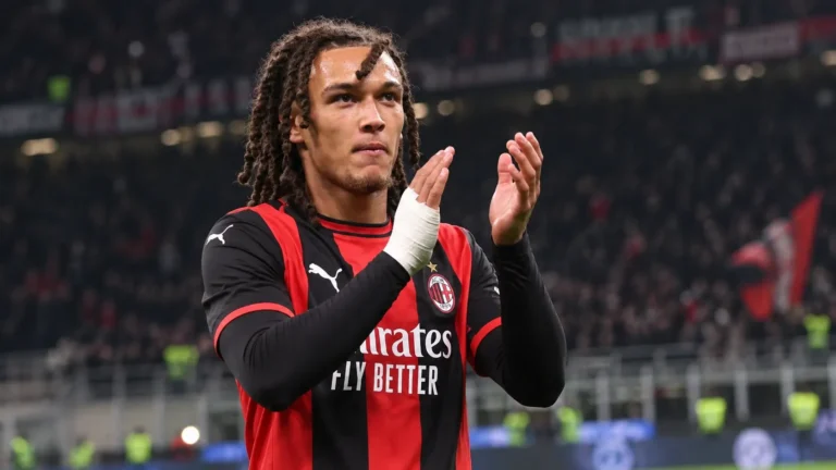 Diego Moreira applaudisseert in het AC Milan-tenue na de derby.
