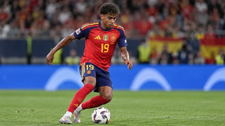 Lamine Yamal in het Spaanse tenue tijdens een Nations League-wedstrijd.