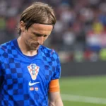 Luka Modric in het blauwe tenue van Kroatië aan de rand van het veld na een wedstrijd.