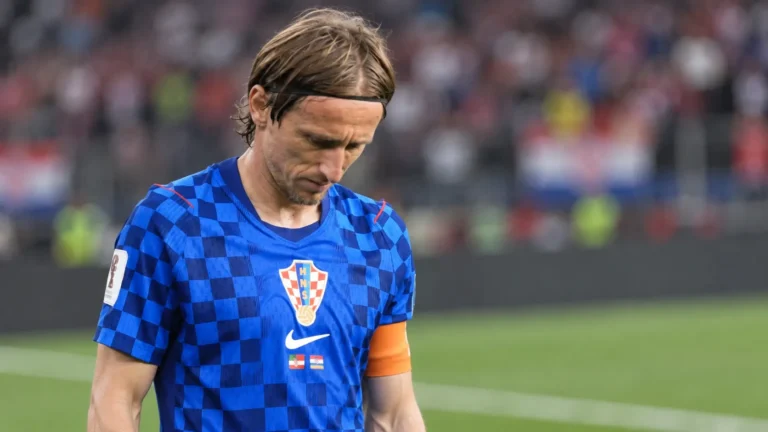 Luka Modric in het blauwe tenue van Kroatië aan de rand van het veld na een wedstrijd.