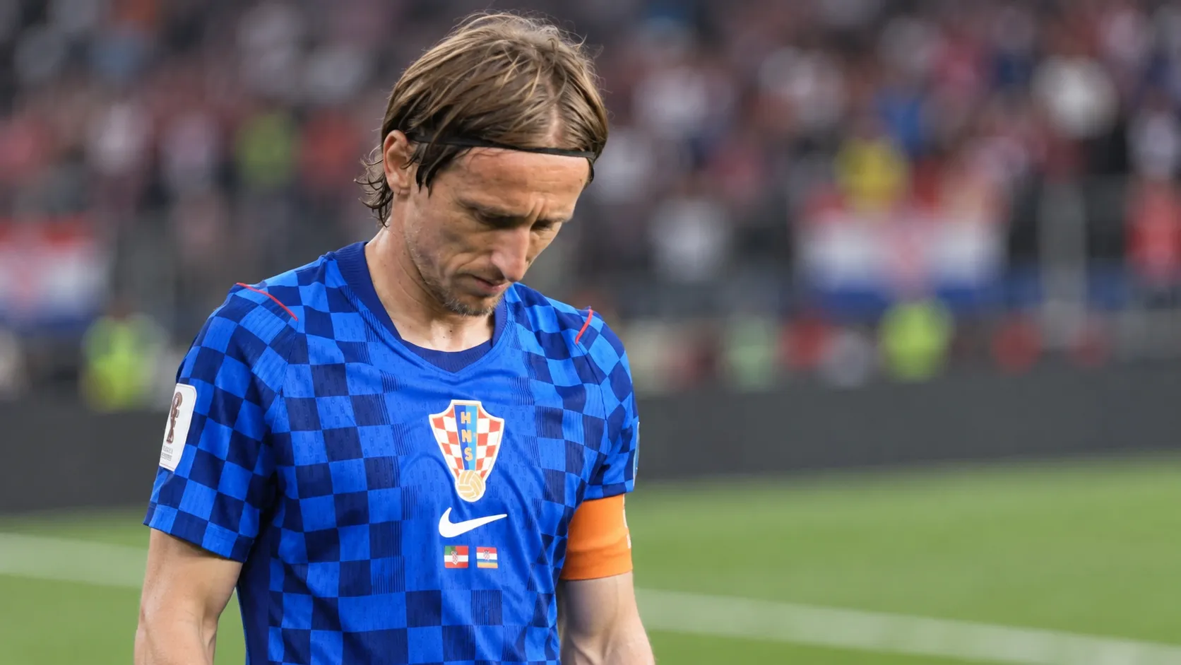 Luka Modric in het blauwe tenue van Kroatiƫ aan de rand van het veld na een wedstrijd.