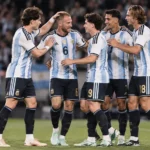 Argentijnse spelers vieren samen een moment op het veld tijdens een interland.