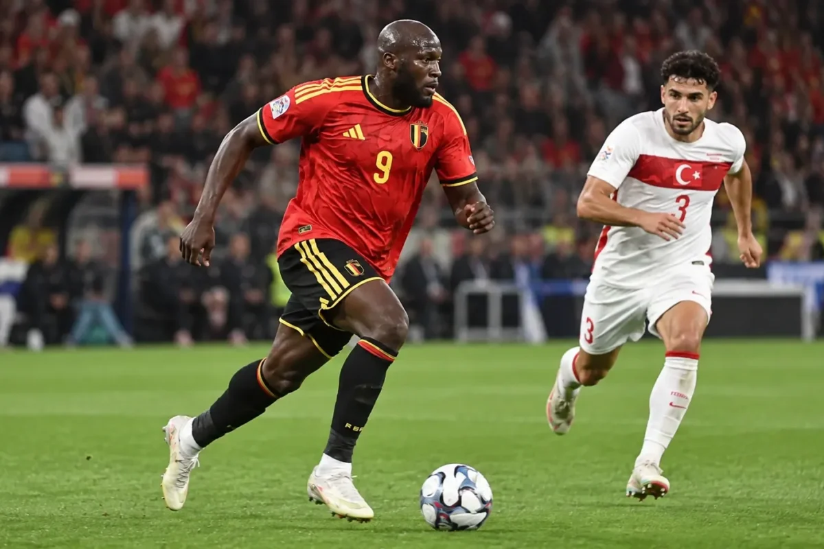 Romelu Lukaku sprint in het tenue van de Rode Duivels tijdens een interland.