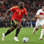 Romelu Lukaku sprint in het tenue van de Rode Duivels tijdens een interland.
