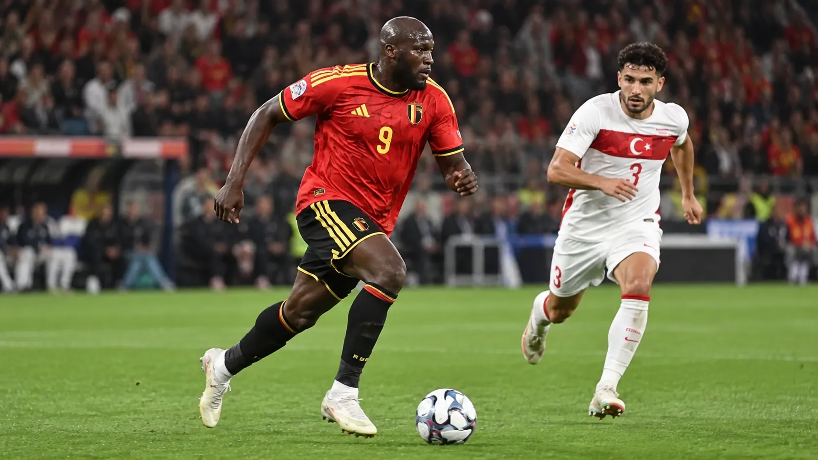 Romelu Lukaku sprint in het tenue van de Rode Duivels tijdens een interland.
