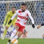 Maxime Lestienne in actie voor Standard tijdens een voetbalwedstrijd.