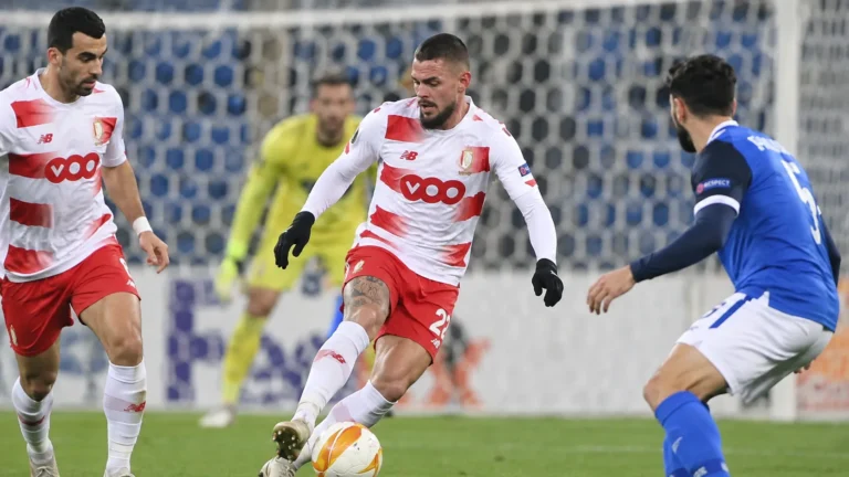 Maxime Lestienne in actie voor Standard tijdens een voetbalwedstrijd.