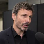 Mark van Bommel spreekt na een wedstrijd met journalisten in de mixed zone.