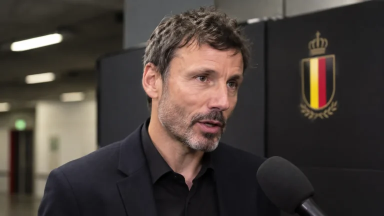 Mark van Bommel spreekt na een wedstrijd met journalisten in de mixed zone.