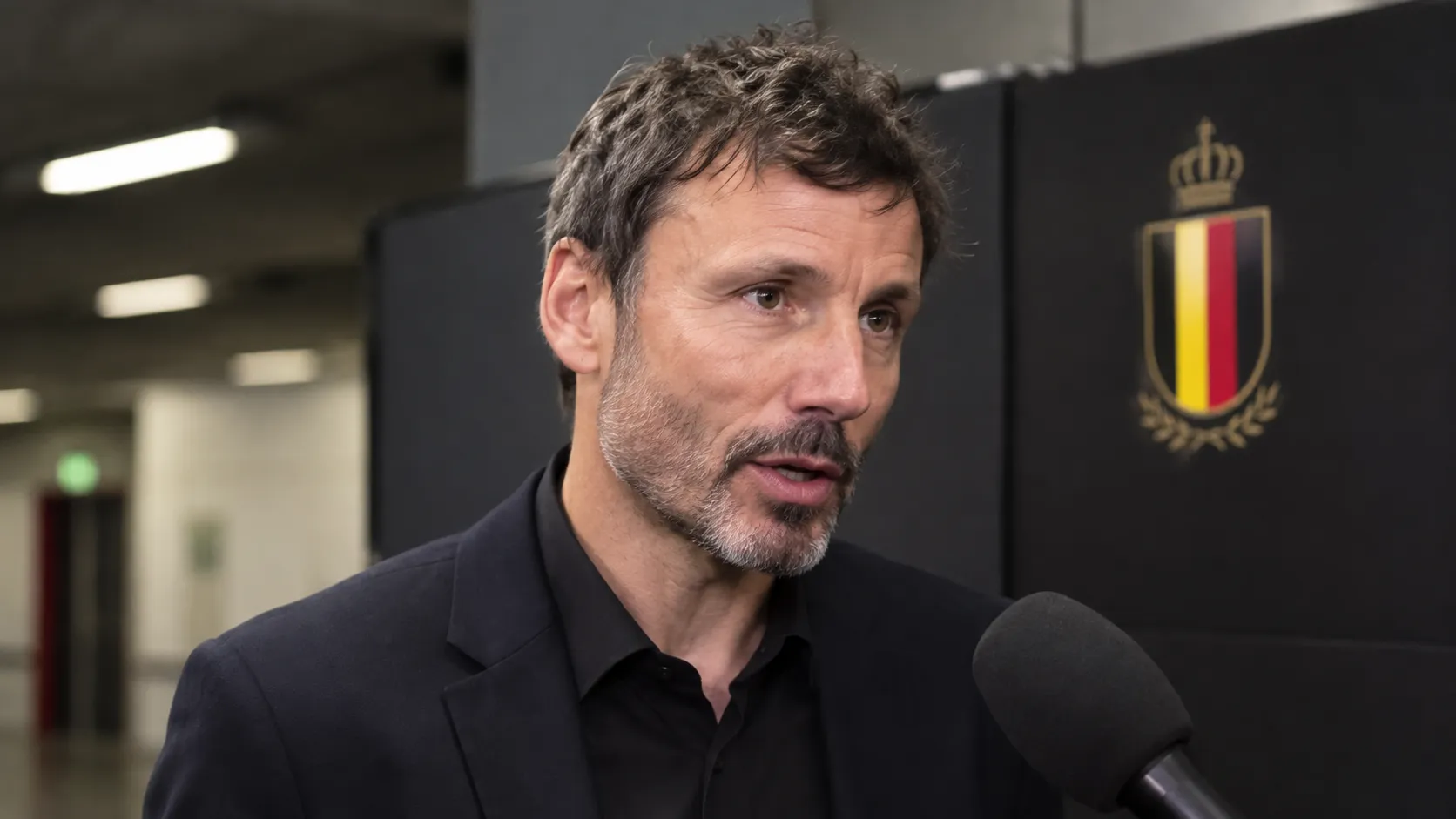 Mark van Bommel spreekt na een wedstrijd met journalisten in de mixed zone.