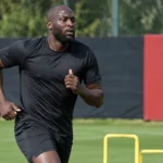 Romelu Lukaku loopt geconcentreerd een opwarming op het trainingsveld van de Rode Duivels.