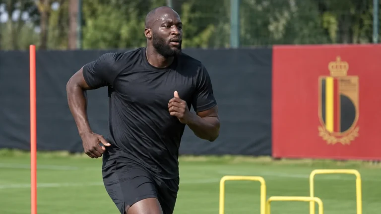 Romelu Lukaku loopt geconcentreerd een opwarming op het trainingsveld van de Rode Duivels.