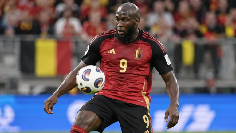 Romelu Lukaku in het Belgische thuistenue tijdens een wedstrijdmoment.