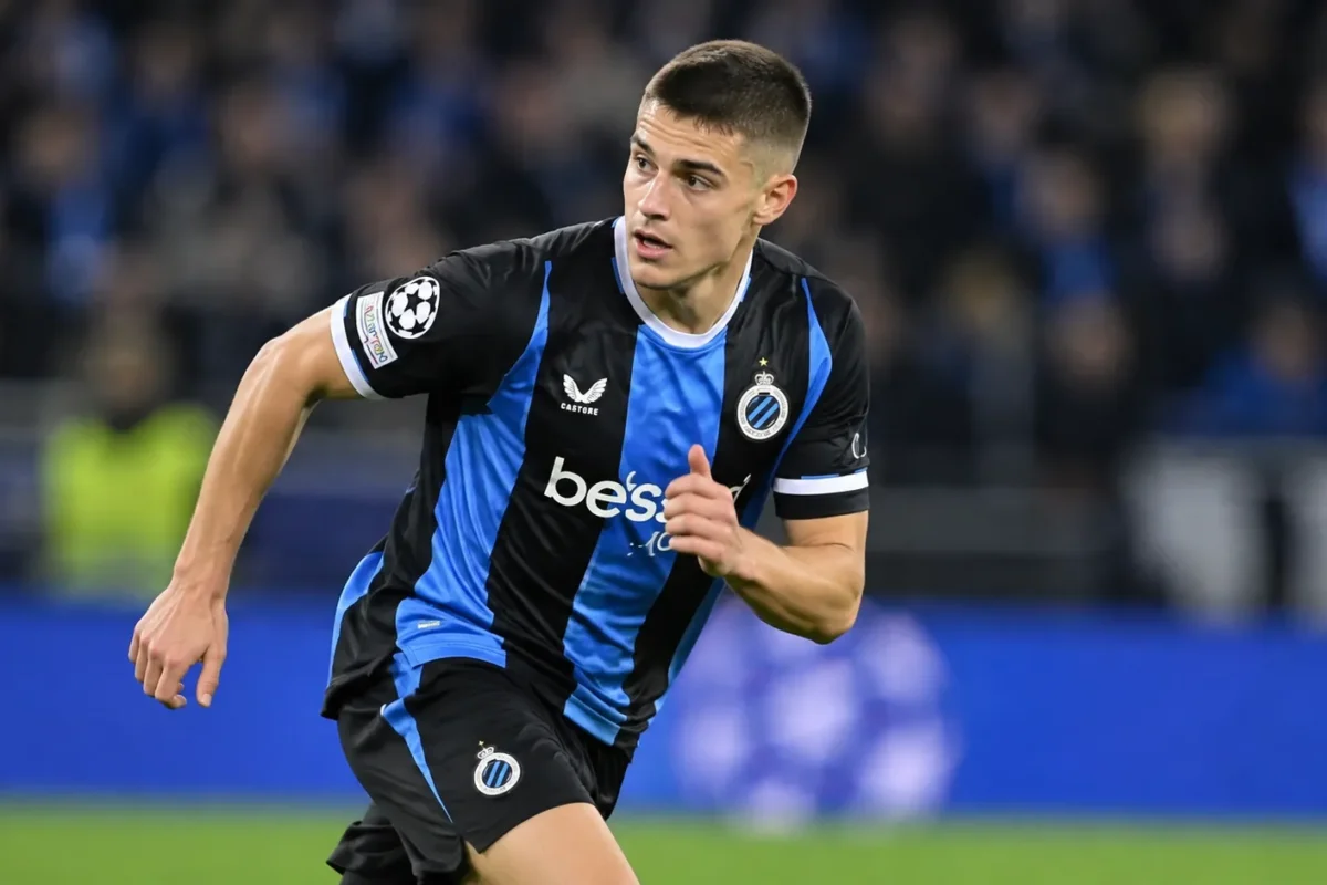 Nicolò Tresoldi in het tenue van Club Brugge tijdens een wedstrijdmoment onder stadionlichten.