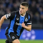 Nicolò Tresoldi in het tenue van Club Brugge tijdens een wedstrijdmoment onder stadionlichten.