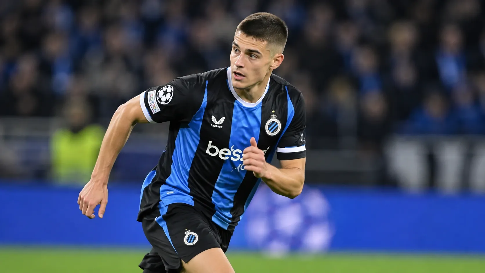 Nicolò Tresoldi in het tenue van Club Brugge tijdens een wedstrijdmoment onder stadionlichten.