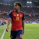 Lamine Yamal in het Spaanse tenue op het veld na een wedstrijd.