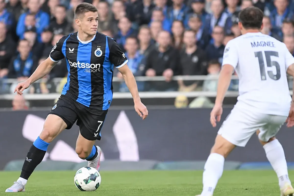 Nicolò Tresoldi in het blauw-zwarte tenue van Club Brugge tijdens een wedstrijdmoment.
