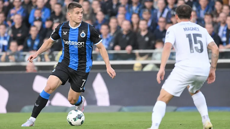 Nicolò Tresoldi in het blauw-zwarte tenue van Club Brugge tijdens een wedstrijdmoment.