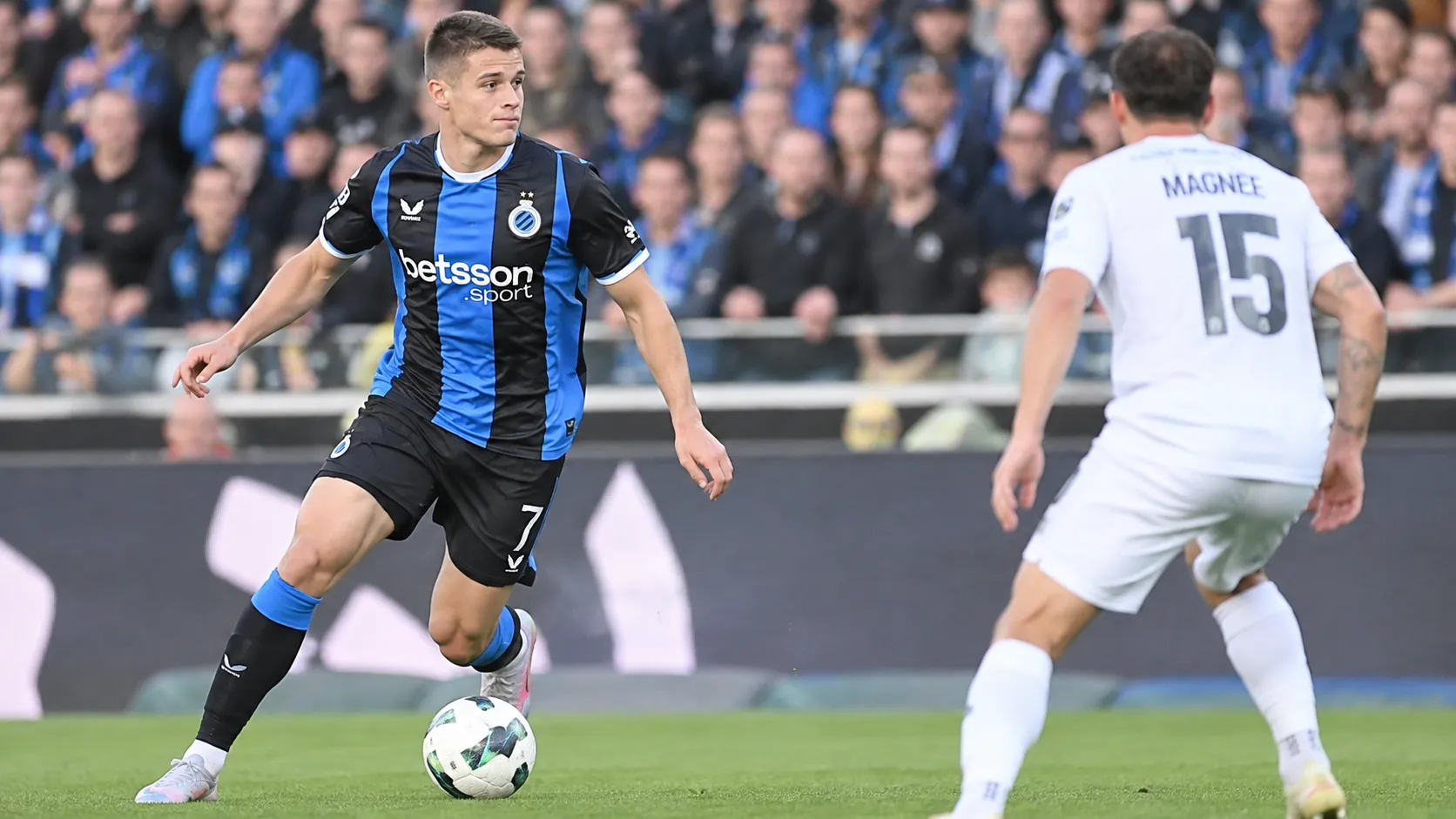 Nicolò Tresoldi in het blauw-zwarte tenue van Club Brugge tijdens een wedstrijdmoment.