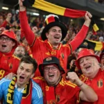 Een groep Rode Duivels-supporters juicht in de tribune tijdens een interland.