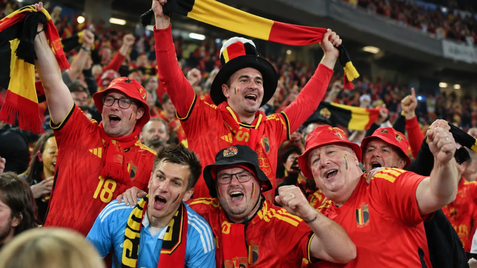 Een groep Rode Duivels-supporters juicht in de tribune tijdens een interland.