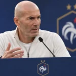 Zinedine Zidane spreekt tijdens een persconferentie voor Frankrijk-België.