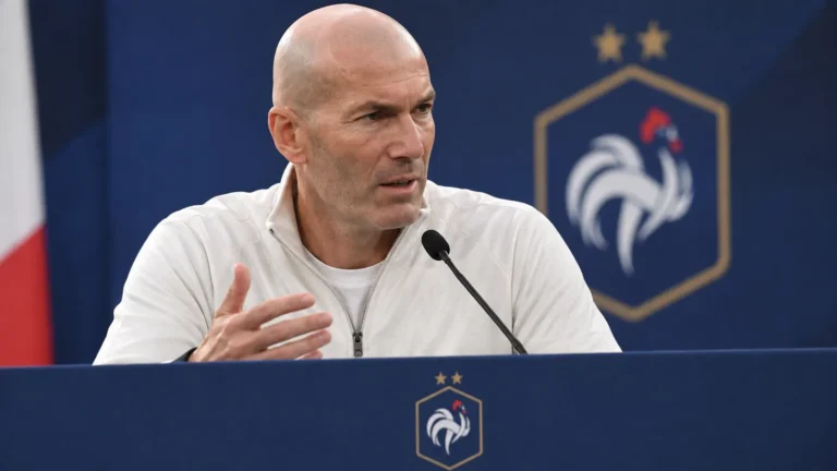 Zinedine Zidane spreekt tijdens een persconferentie voor Frankrijk-België.