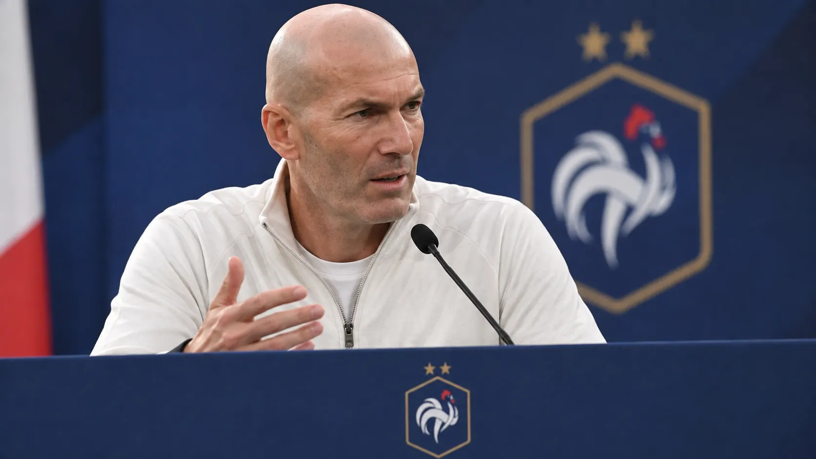 Zinedine Zidane spreekt tijdens een persconferentie voor Frankrijk-België.