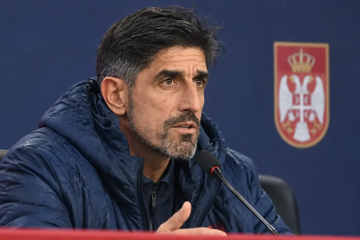 Veljko Paunovic spreekt op een persconferentie in een stadionmediazaal.