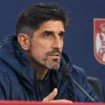 Veljko Paunovic spreekt op een persconferentie in een stadionmediazaal.