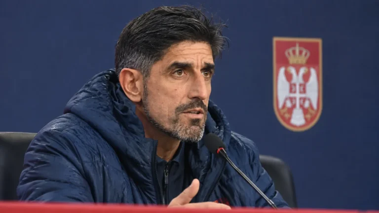 Veljko Paunovic spreekt op een persconferentie in een stadionmediazaal.