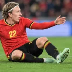 Mika Godts in het rode tenue van de Rode Duivels tijdens een wedstrijdmoment.
