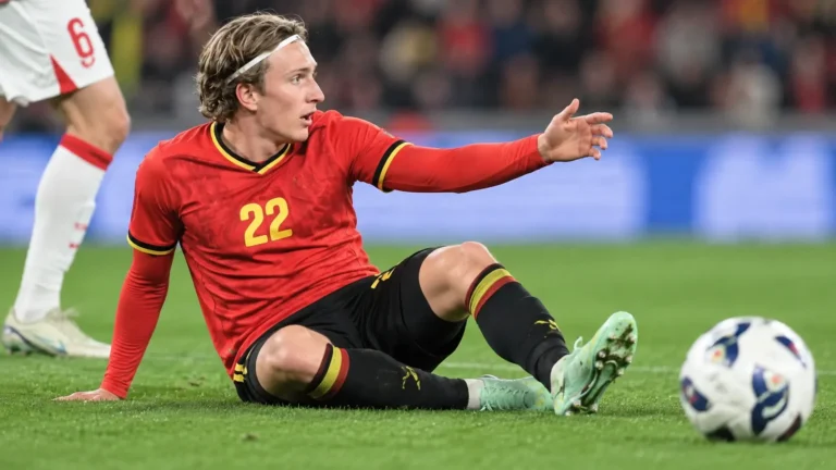 Mika Godts in het rode tenue van de Rode Duivels tijdens een wedstrijdmoment.
