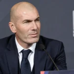 Zinedine Zidane tijdens een persconferentie voor een Nations League-paneel.
