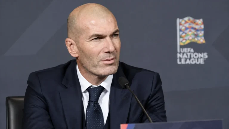 Zinedine Zidane tijdens een persconferentie voor een Nations League-paneel.