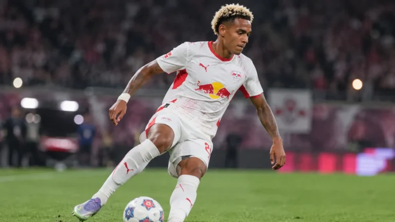 Antonio Nusa in het tenue van RB Leipzig tijdens een wedstrijdactie.