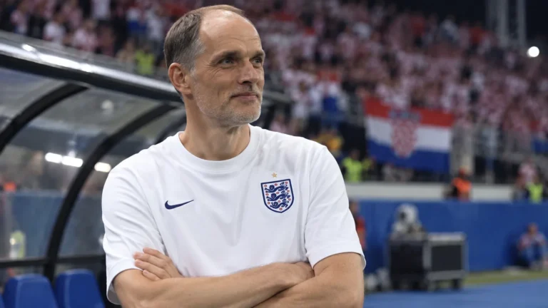 Thomas Tuchel in een wit Engeland-shirt aan de zijlijn na een wedstrijd.
