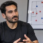 Ilkay Gündogan spreekt tijdens een rustig voetbalinterview.