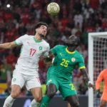 Voetballers van Senegal en Marokko in actie tijdens de Afrika Cup-finale.