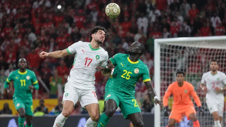 Voetballers van Senegal en Marokko in actie tijdens de Afrika Cup-finale.