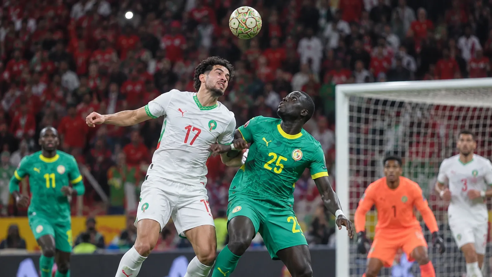 Voetballers van Senegal en Marokko in actie tijdens de Afrika Cup-finale.