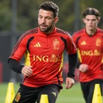 Een Belgische verdediger in rode trainingskleding tijdens een training van de nationale ploeg.