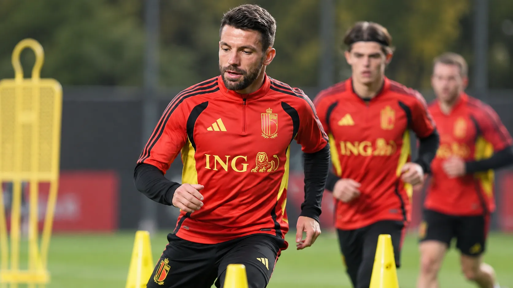 Een Belgische verdediger in rode trainingskleding tijdens een training van de nationale ploeg.