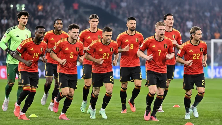 Belgische internationals in rode tenues tijdens een gezamenlijke opwarming op het veld.