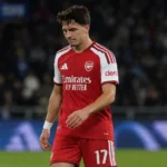 Christos Tzolis in het tenue van Arsenal tijdens een wedstrijd.