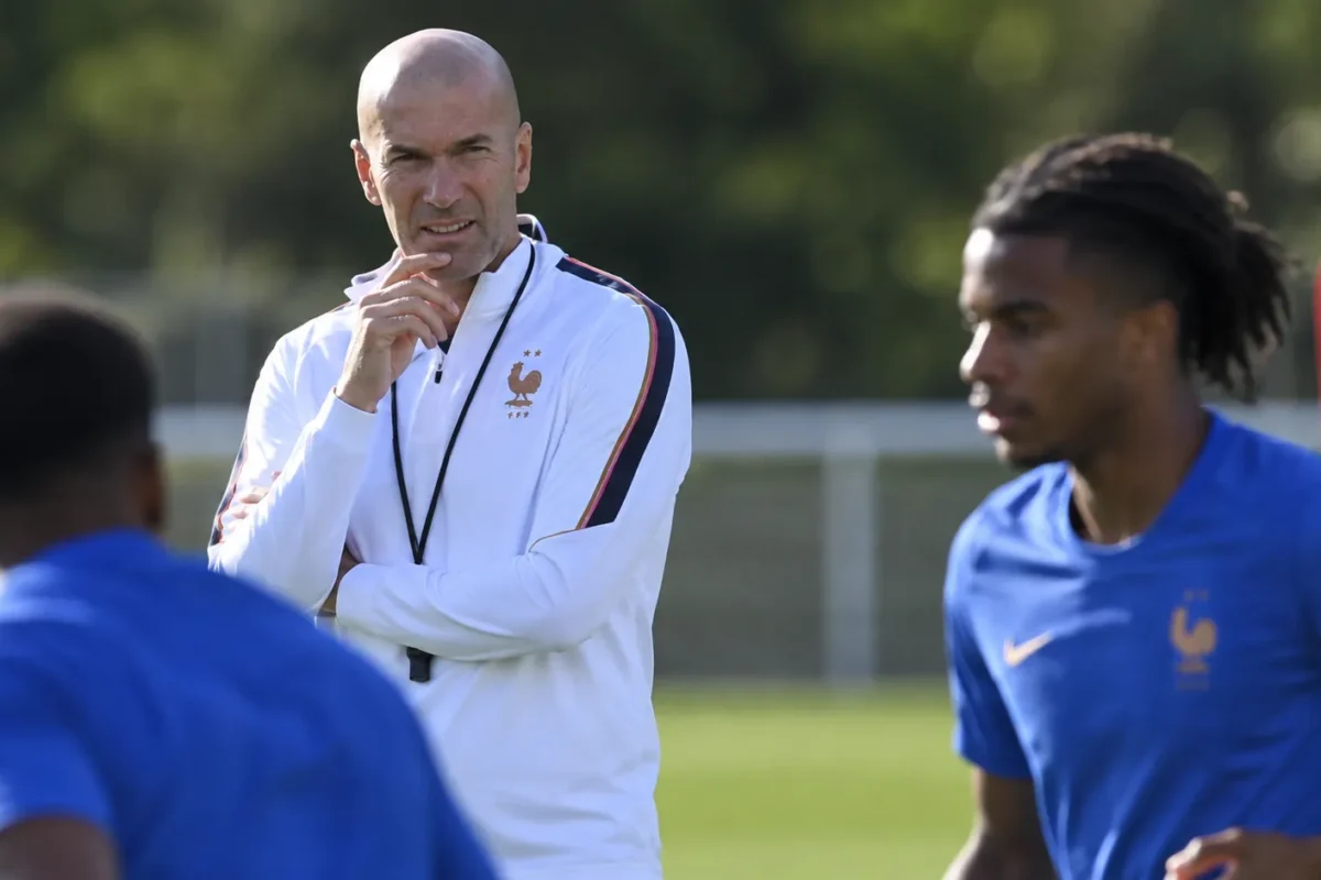 Zinedine Zidane bekijkt een oefensessie van Frankrijk vanaf de zijlijn.
