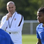 Zinedine Zidane bekijkt een oefensessie van Frankrijk vanaf de zijlijn.
